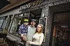 Charlotte Schnabel (35) und Benjamin Schacht (45) mit Sohn Sam (6): Lange kämpfte das Paar um sein Lokal „Schacht Deli“.