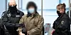 Justizbeamten bringen den 21-jährigen Angeklagten in den Verhandlungssaal des sächsischen Oberlandesgerichts in Dresden.