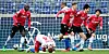 Hannover feiert: Genki Haraguchi (2.v.r.) erzielt den 3:3-Ausgleich, Aaron Hunt liegt verzweifelt am Boden.