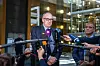 Roman Reusch (AfD) und Peter Boehringer stehen in der Lobby des OVG und geben den Medien ein Statement.