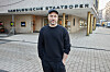 Kratzer, schwarz gekleidet mit Basecap, vor der Staatsoper