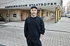 Kratzer, schwarz gekleidet mit Basecap, vor der Staatsoper