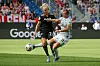Alexandra Popp im Zweikampf mit Pernille Harder