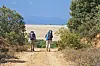 Wanderer in trockener Landschaft