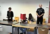 Der Angeklagte Mohanad G. sitzt mit einer roten Mappe vor dem Gesicht in Saal 1.07 des Amtsgerichtes St. Georg.