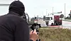 Ein Polizist misst die Geschwindigkeit eines abbiegenden Lkw. (Symbolfoto)