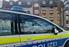 Ein Polizeiauto steht im Zuge von Ermittlungen vor einem Mehrfamilienhaus in Barsinghausen.