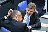 Friedrich Merz (l.), CDU/CSU Fraktionsvorsitzender und CDU Bundesvorsitzender, spricht mit Johann Wadephul (CDU) bei der konstituierenden Sitzung des neuen Bundestags.