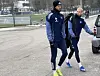 Albert Grønbæk marschiert zusammen mit Robert Glatzel auf den Trainingsplatz