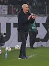 Christian Streich klatscht in die Hände am Spielfeldrand