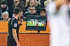 Schiedsrichter Matthias Jöllenbeck steht am VAR-Bildschirm und guckt sich die strittige Szene an.