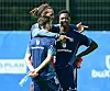 Fábio Vieira, Yussuf Poulsen und Albert Sambi Lokonga umarmen sich im HSV-Training