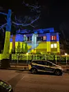 Als Zeichen des Protestes gegen Putins Angriffskrieg und als Zeichen der Solidarität mit der Ukraine hat Radio Hamburg am Abend des 22. März das russische Generalkonsulat in Hamburg in den ukrainischen Nationalfarben angestrahlt.