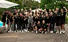 Die Frauennationalmannschaft jubelt gemeinsam mit Wolfgang Petry