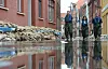 2013: Helfer gehen durch eine überflutete Straße in Lauenburg.