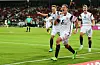 Jackson Irvine wird nach seinem späten 2:2 von den jubelnden Mitspielern verfolgt.