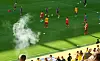 Zigarettenrauch steigt von der Tribüne auf