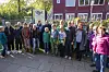 Menschen vor dem Gymnasium Finkenwerder