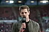 DAZN-Reporter Alex Schlüter am Mikrofone.