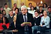 Hans Meiser steht bei der Aufzeichnung seiner RTL-Talkshow am 28.2.2000 in Köln vor den Zuschauerreihen. (Archivbild)