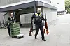 Die Polizei trägt etliche Waffen aus der Wohnung.