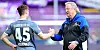 HSV-Ende in Osnabrück: Horst Hrubesch klatscht mit Sturm-talent Robin Meißner ab.