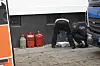 Einsatzkräfte untersuchen sichergestellte Substanzen.