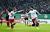 Lewis Holtby (l.) und Berkay Özcan 2019 beim Pokalspiel des HSV gegen Nürnberg