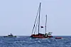 Die „Nadir“ fährt mit über 100 Menschen an Bord begleitet von der Küstenwache in Lampedusa ein.
