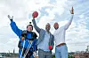 Liga-Chef Patrick Esume (M.), Hamburgs Star-Spieler Kasim Edebali und der Fallschirmspringer, der den Spielball brachte