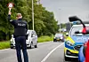 Bei einer Kontrolle erwischen Polizisten einen 15-Jährigen am Steuer (Symbolbild).
