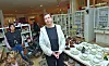 Marianne Sorokowski, Leiterin des Sozialkaufhauses „Fairkauf“ in Harburg. Sie steht vor Regalen und Tischen voller Geschirr.