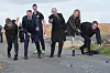 Wirtschaftsminister Robert Habeck (v.l.), Northvolt-Chef Peter Carlsson, Christoph Vogler vom Boßelverein Heid-Rüsdörp, Bundeskanzler Olaf Scholz, Schwedens Botschafterin Veronika Wand-Danielsson und Schleswig-Holsteins Ministerpräsident Daniel Günther boßeln