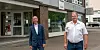 Alteingesessene Autofahrer aus Eimsbüttel erinnern sich an Junge. Geschäftsführer Frank Lexau (l.) und Betriebsleiter Klaus Holzer vor dem neuen VW-Servicestandort Junge in der Hoheluftchaussee.