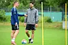 HSV-Neuzugang Miro Muheim (l.) kann im Trainingslager bislang nur individuell mit Rehatrainer Sebastian Capel arbeiten.