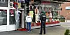 Ein Polizist im Gespräch mit dem Ladenbetreiber in Hamburg.