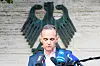 Heiko Maas gibt Statement or dem Auswärtigen Amt ab.