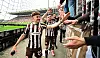 Philipp Treu klatscht mit den St. Pauli-Fans ab.