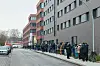 Die Menschen stehen an den Kühnehöfen Schlage, um sich ohne Termin impfen zu lassen.