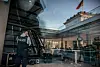 Ein uniformierter Polizist der Bundestags-Polizei beobachtet die Fraktionsebene im Deutschen Bundestag.