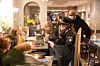 Polizei und Bezirksamt kontrollieren Gäste in einem Restaurant.