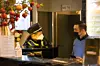 Polizistin Stiena Jepsen im Gespräch mit einem Restaurant-Betreiber. Bei ihm hatten Gäste keinen gültigen Testnachweis.
