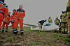 Ein Flieger und Rettungskräfte auf einem Acker