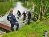 Taucher der Polizei suchen in einem Löschteich nach der vermissten Seniorin.