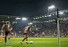 Eric Smith und Elias Saad bei einem Eckball am Millerntor