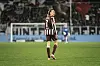 Jackson Irvine schaut nachdenklich über seine eigene Schulter
