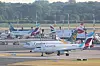 Flugzeuge der Gesellschaften Eurowings und Condor stehen am Hamburger Flughafen. (Archivbild)