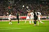 Jackson Irvine bei einem Kopfball in Freiburg