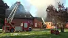 Einsatzkräfte der Feuerwehr löschen einen Brand in einem Rinderstall in Papenburg.