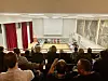 Menschen von hinten auf einem Zuschauerbalkon